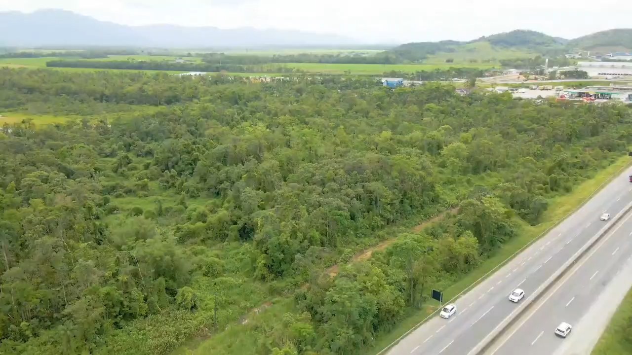 Vista aérea com vegetação e rodovia, do acervo de apresentação do terreno em Garuva